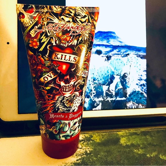 ED HARDY LOTION HEARTS & DAGGERS SHIMMERING BODY LOTION LOVE KILLS SLOWLY 3 OZ - Picture 3 of 3